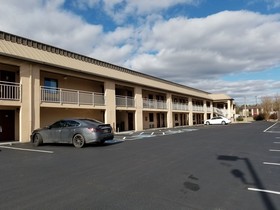 Econo Lodge Inn & Suites East