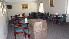 Econo Lodge Inn & Suites East