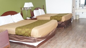 Econo Lodge Inn & Suites East