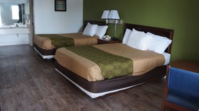 Econo Lodge Inn & Suites East