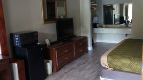 Econo Lodge Inn & Suites East