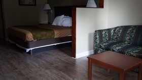 Econo Lodge Inn & Suites East