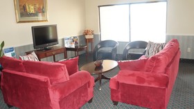 Econo Lodge Inn & Suites East