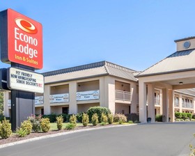 Econo Lodge Inn & Suites East