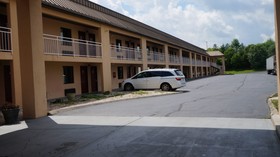 Econo Lodge Inn & Suites East