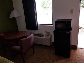 Econo Lodge Inn & Suites East