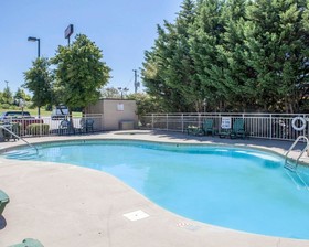 Econo Lodge Inn & Suites East