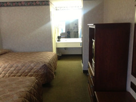 Colonial Inn & Suites