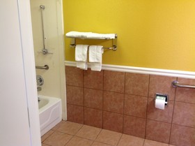 Colonial Inn & Suites