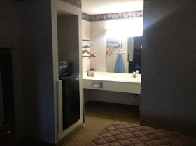 Colonial Inn & Suites