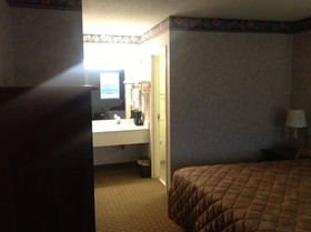 Colonial Inn & Suites