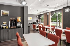 Days Inn & Suites by Wyndham Murfreesboro