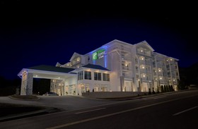 Holiday Inn Express & Suites Pigeon Forge - Sevierville