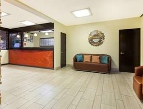 Howard Johnson by Wyndham Arlington Ballpark / Six Flags