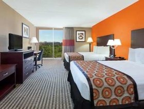 Howard Johnson by Wyndham Arlington Ballpark / Six Flags