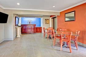 Super 8 by Wyndham Arlington Near AT&T Stadium