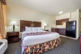 Days Inn & Suites by Wyndham Cleburne TX
