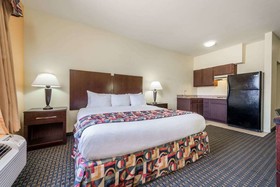 Days Inn & Suites by Wyndham Cleburne TX