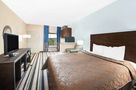 Super 8 by Wyndham Dilley TX