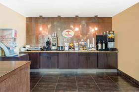 Super 8 by Wyndham Dilley TX