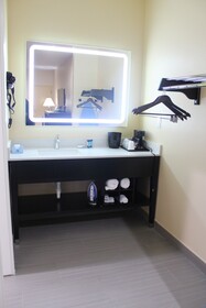 Express Inn & Suites