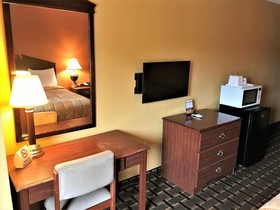 HomeTown Inn & Suites