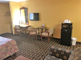 HomeTown Inn & Suites