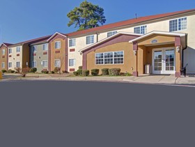 HomeTown Inn & Suites