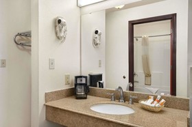 Howard Johnson by Wyndham Lubbock TX