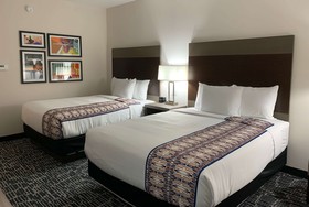 La Quinta Inn & Suites by Wyndham-Red Oak TX IH-35E