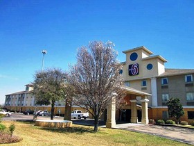 Super 8 by Wyndham Temple I-35
