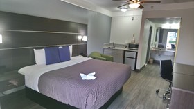 Days Inn & Suites by Wyndham NASA Space Center Houston
