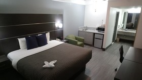 Days Inn & Suites by Wyndham NASA Space Center Houston