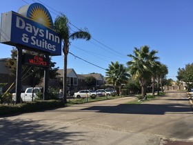 Days Inn & Suites by Wyndham NASA Space Center Houston