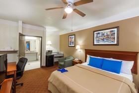 Days Inn & Suites by Wyndham NASA Space Center Houston