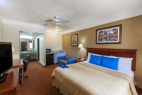Days Inn & Suites by Wyndham NASA Space Center Houston