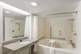 Days Inn & Suites by Wyndham NASA Space Center Houston