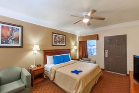 Days Inn & Suites by Wyndham NASA Space Center Houston