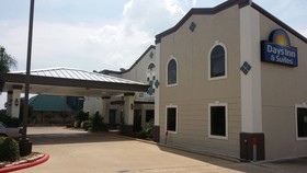 Days Inn & Suites by Wyndham NASA Space Center Houston