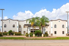 Days Inn & Suites by Wyndham NASA Space Center Houston