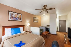 Days Inn & Suites by Wyndham NASA Space Center Houston