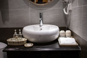May De Ville Legend Hotel & Spa