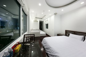VietHome-Doorstep to Hoan Kiem Lake