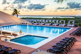 Crown Paradise Club Cancún by Golden Shores