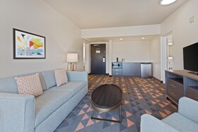 Holiday Inn & Suites Across From Universal Orlando