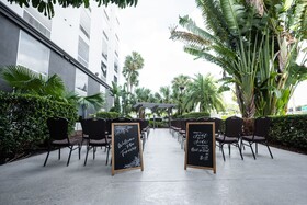 Holiday Inn & Suites Across From Universal Orlando