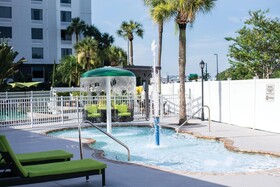 Holiday Inn & Suites Across From Universal Orlando