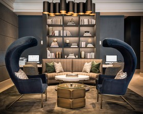 Londonhouse Chicago, Curio Collection By Hilton