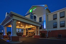 Holiday Inn Express Hotel & Suites Laurinburg