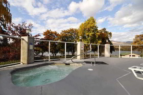 Lakeside Lodge & Suites